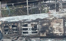 Xe khách cháy trơ khung trên quốc lộ 1 lúc rạng sáng, gần 40 người thoát nạn