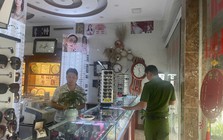 Kiểm tra cửa hàng đồng hồ, khởi tố ông chủ Nguyễn An Bình SN 1990
