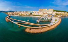 Việt Nam có một “thị trấn” ngỡ như châu Âu, có cây cầu hai đầu tách rời nhau do kiến trúc sư hàng đầu thế giới thiết kế, tối nào cũng bắn pháo hoa