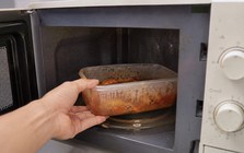Vì sao hộp nhựa không quay trong lò vi sóng?
