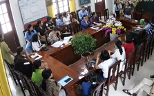 Nữ hiệu trưởng đập bàn, ném cốc thôi làm hiệu trưởng