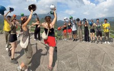 Clip đoàn khách Tây Ban Nha múa bài 'Việt Nam quê hương tôi' trên núi gây sốt