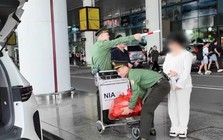 Cô gái Việt trở về sau 15 năm lưu lạc ở nước ngoài, Công an cửa khẩu cảng HKQT Nội Bài có hành động bất ngờ