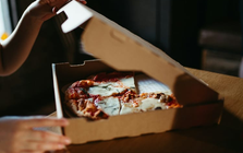 'Đùa' bằng cách mạo danh đặt pizza giao khắp nơi, thanh niên đối mặt 8 năm tù