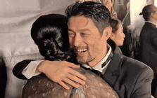 Ánh mắt của Huy Trần khi nhìn Ngô Thanh Vân và Johnny Trí Nguyễn ôm nhau đang gây xôn xao