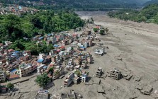 NÓNG: Lũ quét kinh hoàng cuốn trôi hơn 380 người, ít nhất 95 người đã thiệt mạng ở Nepal - Trung Quốc
