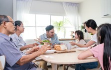 Thế hệ “sandwich”: Khi sự tự chủ tài chính trở thành món quà dành cho gia đình