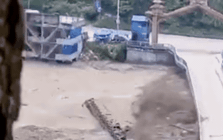 Ít nhất 150 người đã thiệt mạng khi lũ quét cuốn trôi hàng trăm du khách ở biên giới Nepal - Trung Quốc: Cây cầu sụp đổ trong tích tắc, cứu hộ gấp rút từng giây