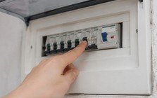 Aptomat trong nhà liên tục bị nhảy nên làm gì đầu tiên?