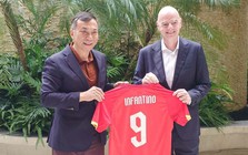 VFF tặng Chủ tịch FIFA áo đấu tuyển Việt Nam in số Đình Bắc