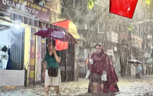 Tan tầm giữa cơn mưa như trút, nhiều tuyến phố Hà Nội chìm trong biển nước