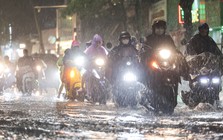 Đường phố Hà Nội ngập cục bộ rồi nhanh chóng thoát nước sau trận mưa lớn