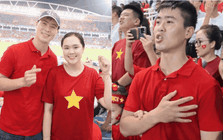 ĐT Việt Nam mình thương nhau: Duy Mạnh chấn thương không thi đấu vẫn đưa cả nhà ra sân cổ vũ, được đồng đội tri ân cực cảm động