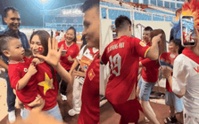 Con trai Quang Hải - Chu Thanh Huyền thành “hot kid” quyền lực nhất sân Mỹ Đình: Được Đình Bắc cưng nựng, Hòa Minzy bế trên tay cùng nhún nhảy cực yêu