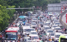 Dòng xe nhích từng mét rời Hà Nội
