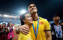 Lê Giang Patrik không nói yêu MC Hoàng Oanh nhưng mọi hành động đều là yêu trước hàng ngàn người ở sân Mỹ Đình