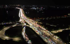 Đêm 28/8, dòng xe rời Hà Nội vẫn nối dài ở cửa ngõ phía Nam