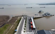 Lạ lẫm cảnh bến phà chở khách ra Cát Bà ngày đầu nghỉ lễ 2/9