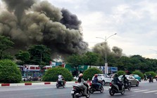 Hiện trường cháy xưởng sửa chữa ô tô, cuồn cuộn khói đen trùm khu vực
