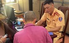 Hà Nội: Xử lý nghiêm lái xe buýt vừa lái xe vừa sử dụng điện thoại