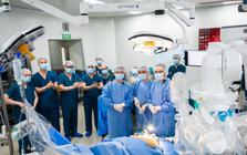 Hệ thống y tế của tỷ phú Phạm Nhật Vượng vừa có bước tiến mới: 2 bệnh viện luân phiên điều khiển robot phẫu thuật từ khoảng cách hơn 1.700 km