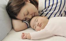 Trẻ “ngủ cùng mẹ” và “không ngủ cùng mẹ”: Chưa cần đợi lớn lên, khác biệt đã vô cùng rõ rệt
