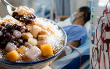 Người đàn ông 65 tuổi đã phải nhập viện cấp cứu sau khi ăn món ăn thừa này, bác sĩ cảnh báo 5 món dù cất tủ lạnh vẫn nên bỏ