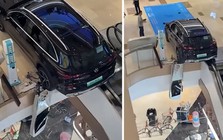 Nhầm chân ga, chiếc Mercedes lao xuyên lan can trung tâm thương mại, suýt rơi xuống tầng dưới