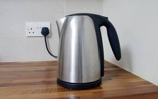 Dùng xong ấm siêu tốc có nên rút phích cắm không?
