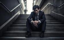Môi giới BĐS cất bộ vest phẳng phiu chạy xe công nghệ kiếm sống qua ngày, sàn giao dịch được cải tạo vội thành quán cà phê để "gồng" chi phí mặt bằng