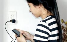 Lời khuyên cho những người vừa sử dụng điện thoại vừa sạc pin