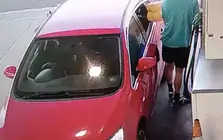 Tài xế xe sang Ferrari, Mercedes đổ xăng xong... bỏ chạy