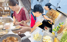 Mẹ đảm ở Hà Nội dạy con trai vào bếp nấu ăn suốt 1 tháng hè: Nhìn mâm cơm bé làm, các mẹ thi nhau vào nhận "con rể"