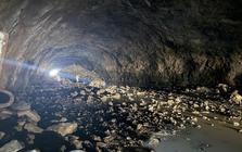 Khối đá lớn đổ sập, hầm duy nhất Việt Nam trải bê tông nhựa toàn bộ lóe sáng, 1.500 người hò reo vì thành công lớn