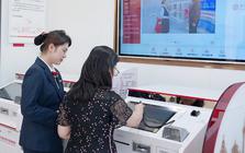 Ra ngân hàng rút 10,8 tỷ đồng tiền mặt, cặp vợ chồng bị công an chặn giao dịch