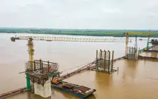 9 trụ cầu Hồng Hà dần lộ diện giữa sông Hồng