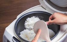 Vì sao trên muôi xới cơm lại có những chấm tròn? Hơn 90% người dùng không biết hết công dụng