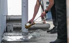 Chất lỏng đen liên tục trồi lên từ nền nhà, gia chủ gọi người kiểm tra rồi cả khu phố phải sơ tán