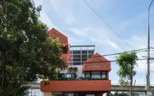 Ngôi nhà có mặt tiền tông màu đỏ đất nổi bật giữa khu phố