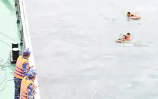 Vụ ba cô gái bị sóng cuốn mất tích: Tụi em bám lấy nhau nhưng sóng lôi ra xa rồi không thấy nhau nữa