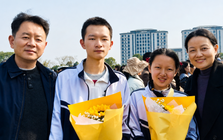 Nữ sinh 15 tuổi "nhảy cóc" 2 lớp để thi đại học cùng anh trai, kết quả đỗ trường top 1 với điểm cao hơn cả anh