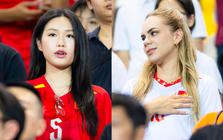 Cận cảnh Doãn Hải My visual sáng bừng, vợ Xuân Son đặt tay lên ngực hát quốc ca đầy cảm xúc trong trận đấu của ĐT Việt Nam