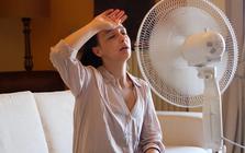 Vừa đi nắng về đã đứng trước quạt mạnh: Thói quen tưởng mát lại gây hại