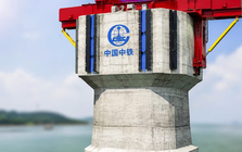 Phát hiện Trung Quốc nâng khối bê tông cốt thép nặng 1.540 tấn bằng thiết bị đặc biệt, một siêu công trình đường thủy sắp lộ diện