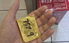 Nhặt được khối vàng hơn 3 tỷ đồng giữa đường, người phụ nữ có hành động khiến nhiều người bất ngờ