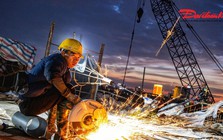 Xuyên lễ thi công, cầu Trần Hưng Đạo lắp những đốt dầm đầu tiên