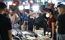 Du khách chen chân đi chợ mua hải sản Quảng Ninh