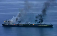 Hai siêu tàu chở dầu bị tấn công trên eo biển Hormuz