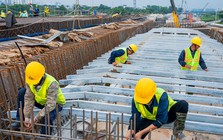 Công nhân thi công xuyên lễ dựng những nhịp cầu Trần Hưng Đạo