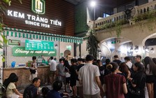 Khách ùn ùn kéo đến trước khi cửa hàng kem Tràng Tiền gần 70 năm tuổi đóng cửa